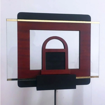 Hand thru glass illusie