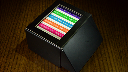 Dit is de&nbsp;Carat XCHB Kartonnen 6 pack doos met raam.&nbsp;Een elegante en betaalbare manier om je speelkaarten veilig in op te ber