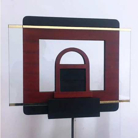 Hand thru glass illusie